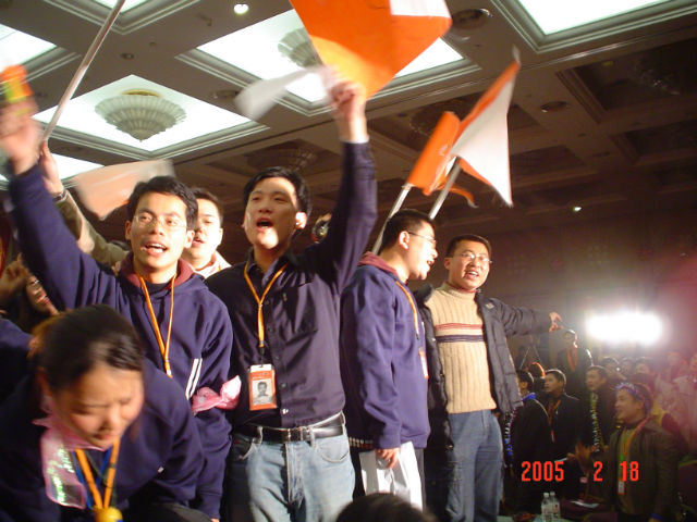 2005年2月,俞朝翎(左四)在带领团队举行中供铁军kickoff活动