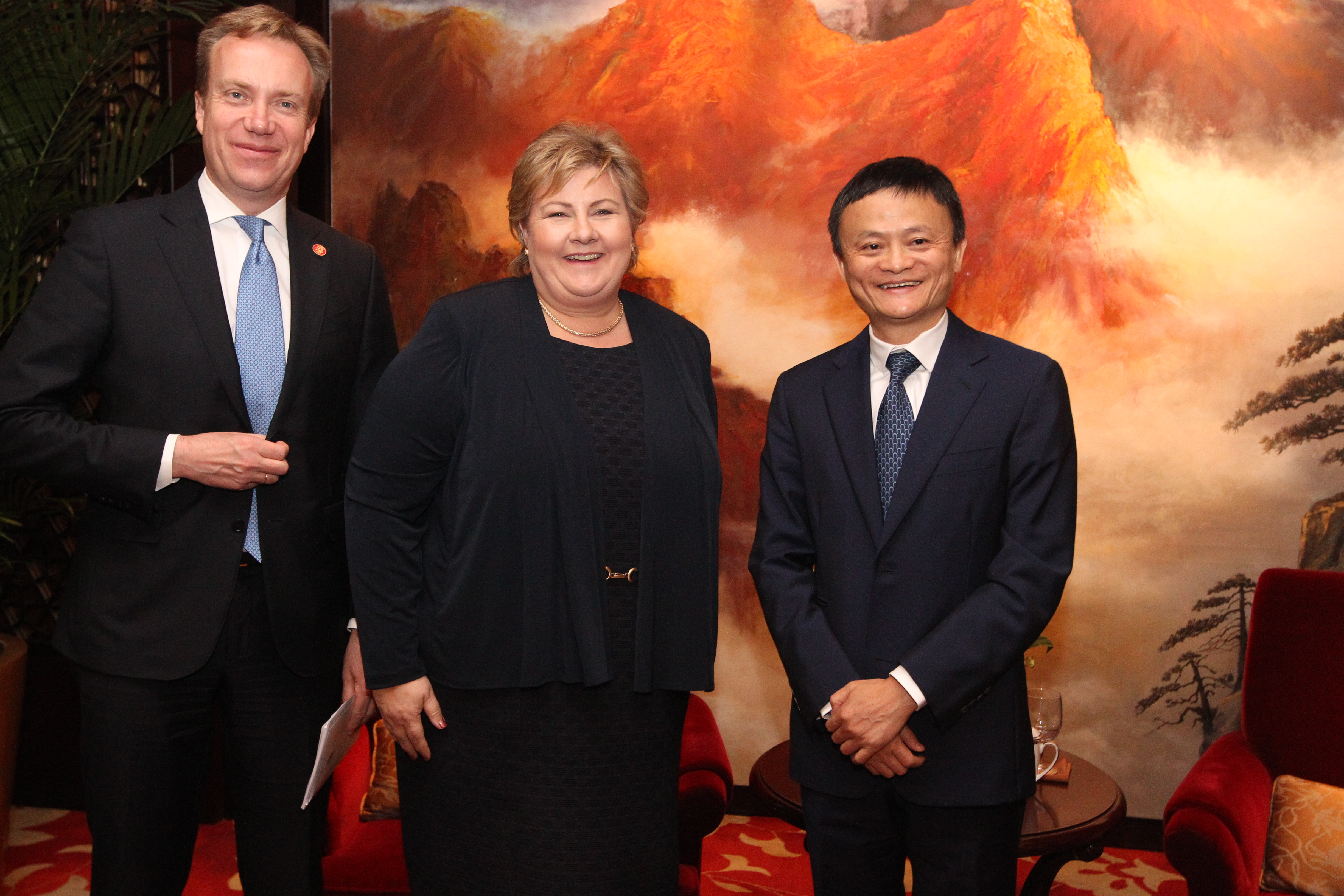 阿里巴巴集团董事局主席马云同挪威首相索尔贝格、挪威外交大臣布伦德单独会面并深入交流JPG