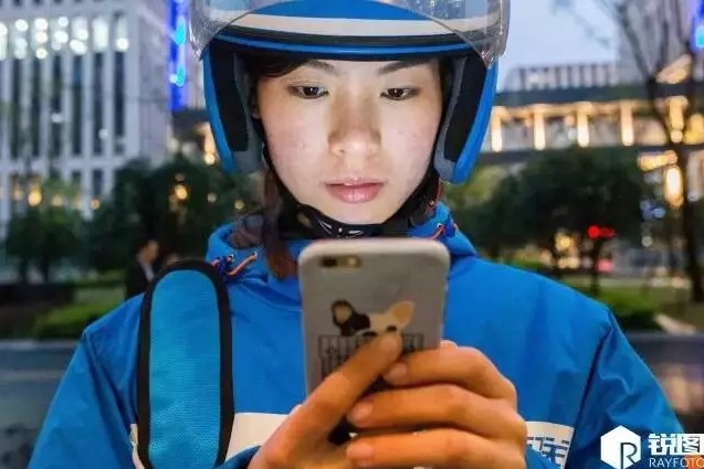 饿了么部分订单可以实现30分钟送达。图为杭州的一位饿了么女骑手。来源： 饿了么微信公号
