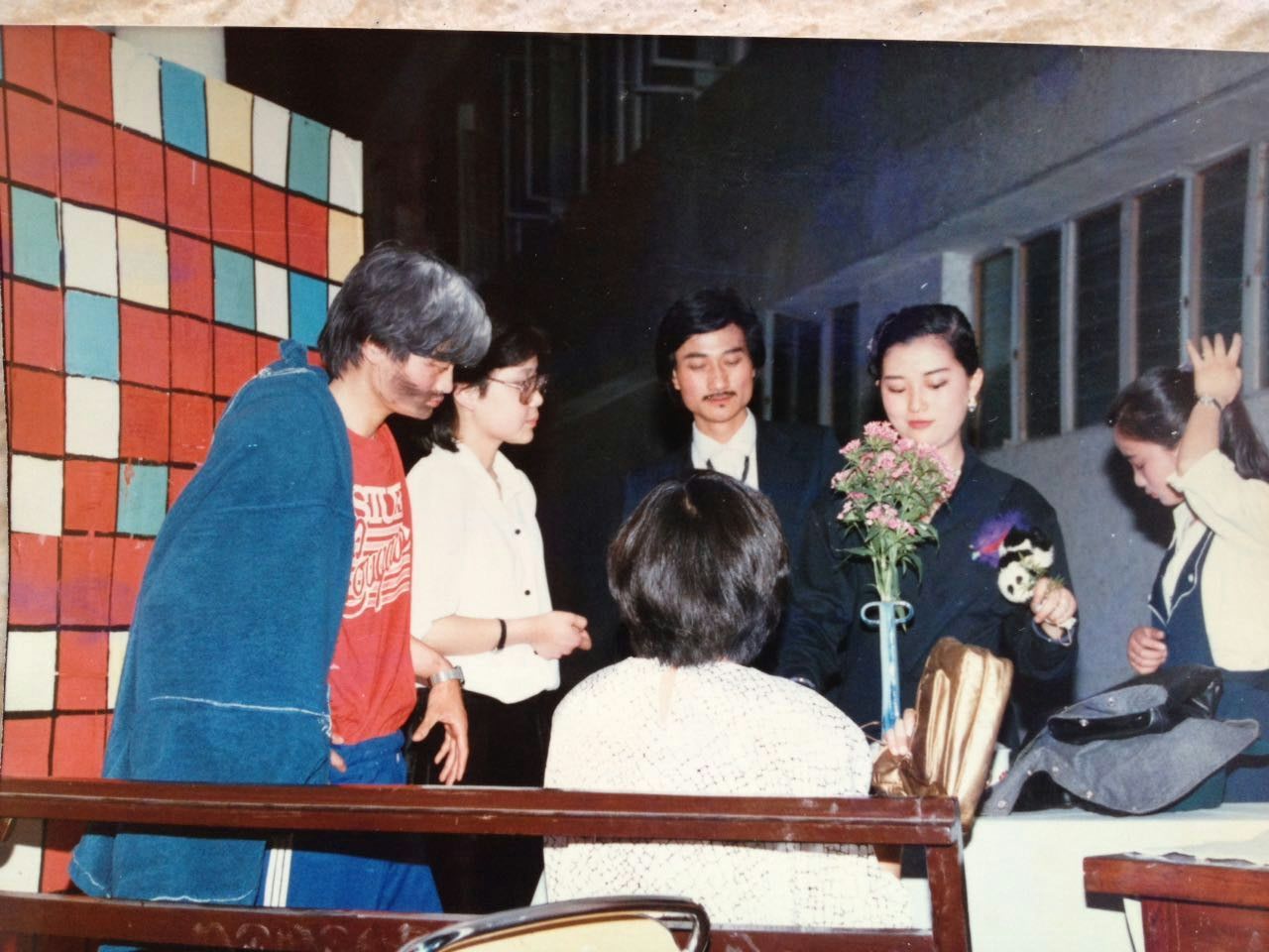 1986年秋,马云(左一)率外语系学生会文艺骨干排练话剧《故去的亲人》,参加学校话剧汇演,大获成功