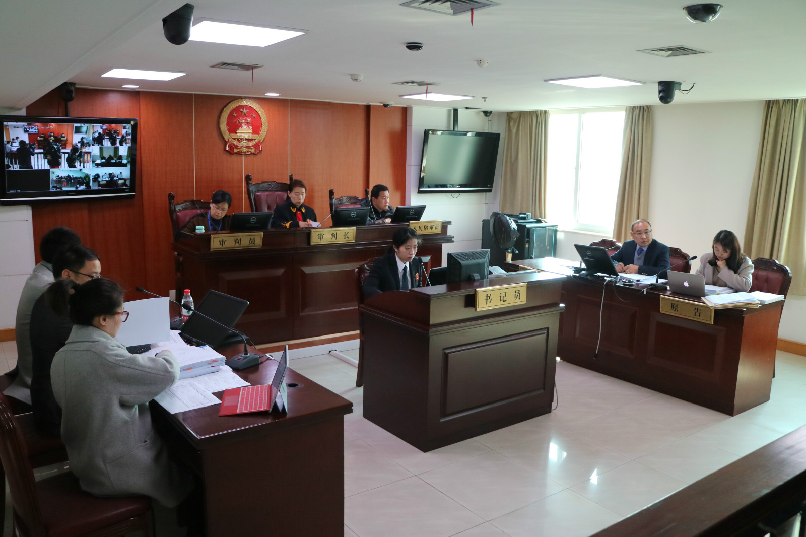 资料图：2017年2月15日上午，阿里巴巴起诉刷单公司案在杭州市西湖区法院开庭审理_meitu_4