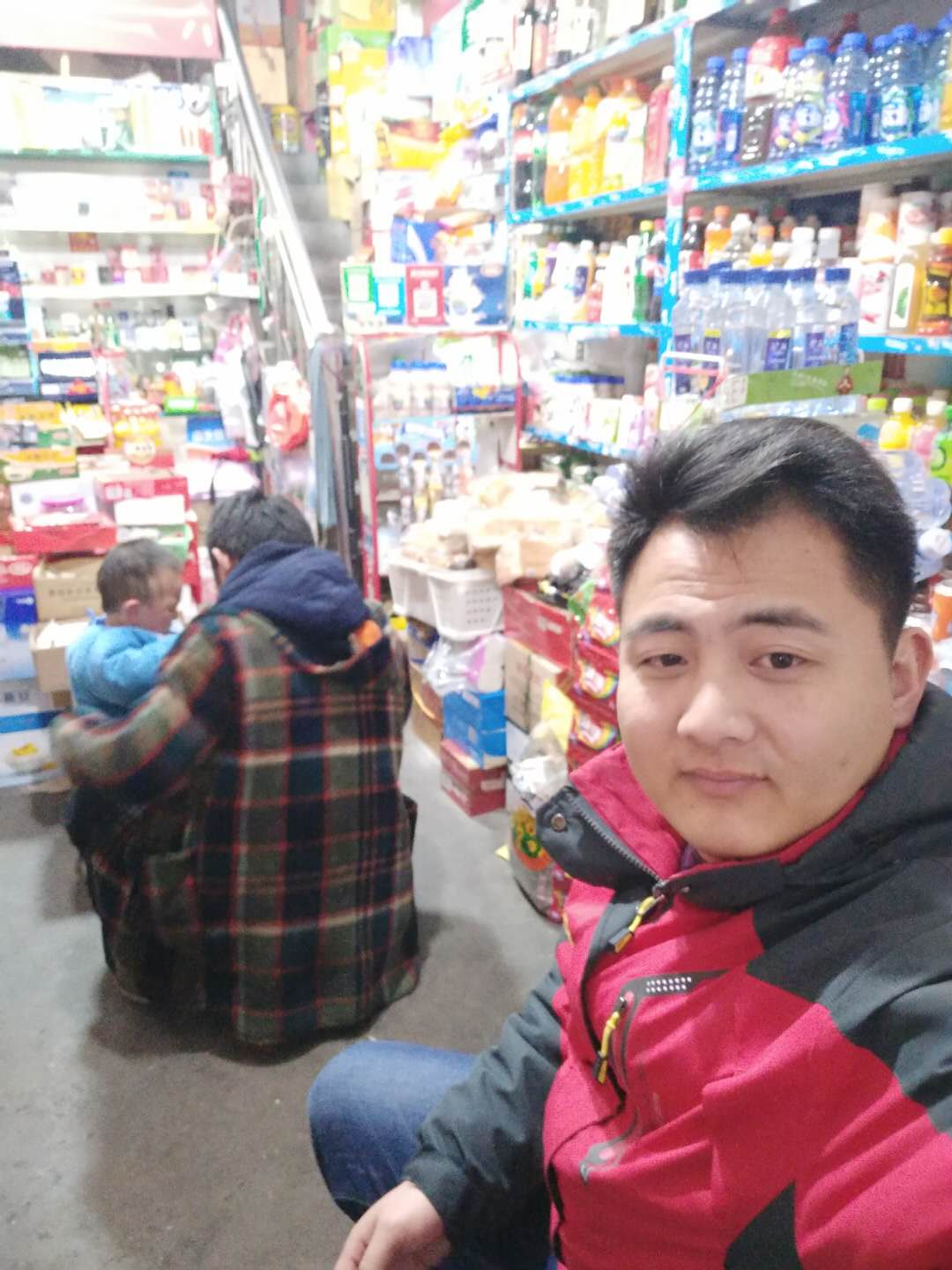 杨传林在小店里与店主们唠家常在我看来,小店同质化竞争愈加激烈,小本