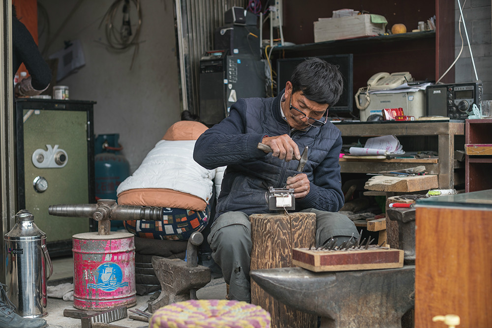 图3：淘宝店的出现，帮助新华村的老银匠们找到了新的销路，改变了过去挑着炉子打银器、谋生意的路子