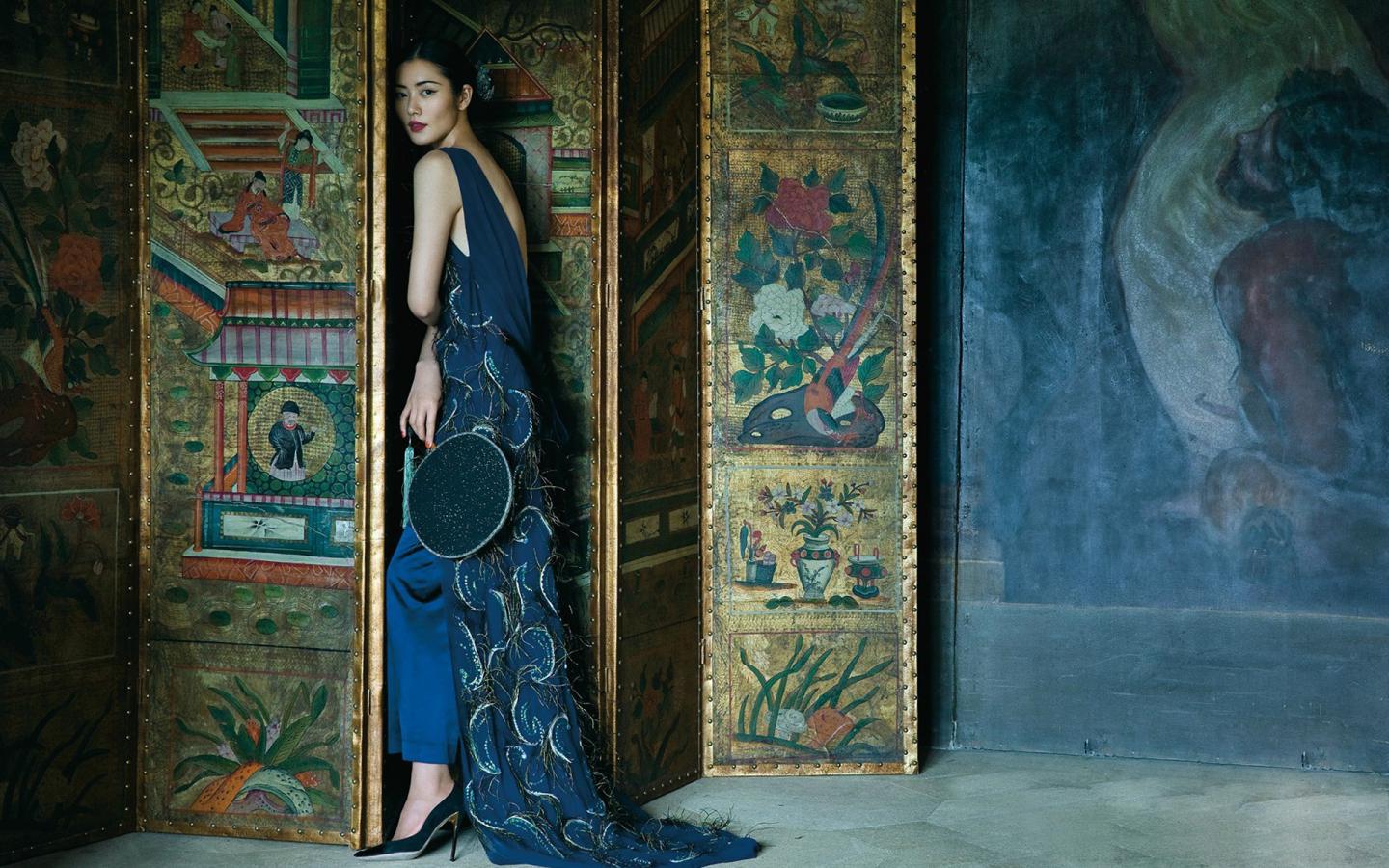 资料图，超模刘雯为《时尚芭莎》拍摄杂志内封，演绎团扇之美