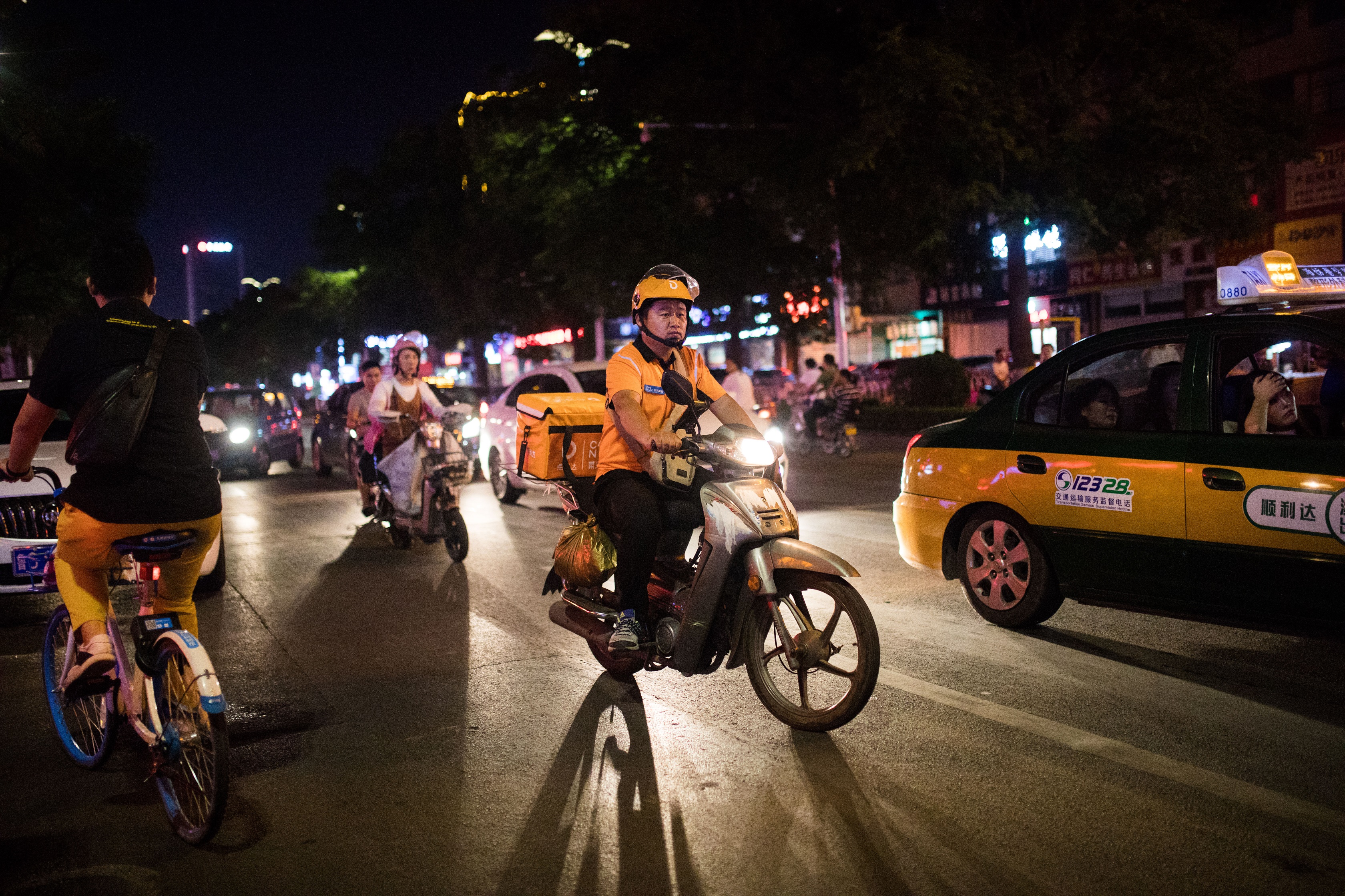 02杨朋朋在路上骑车送单.