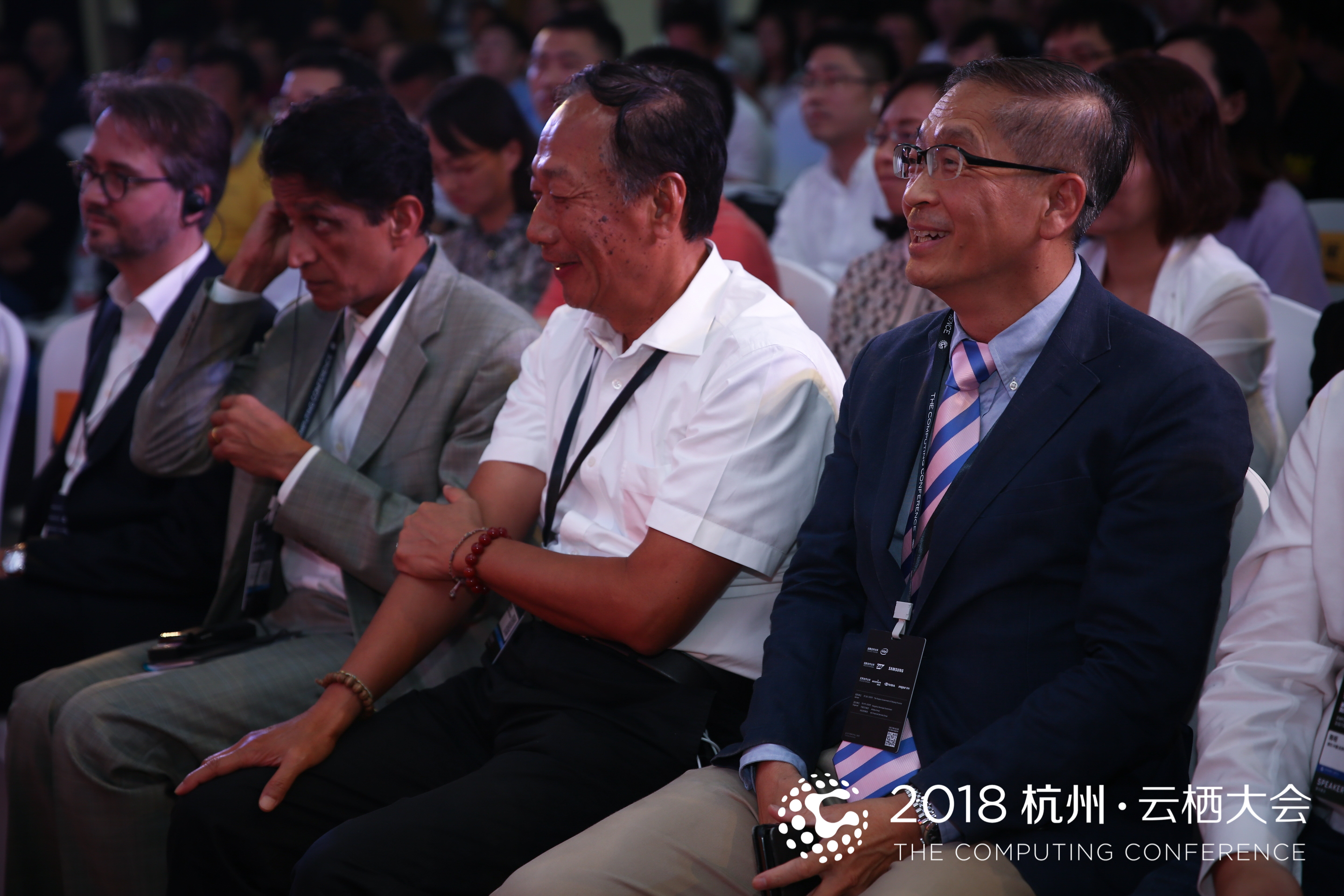 郭台铭在云栖大会逛high了,想先买些菜鸟物流无人车跑跑