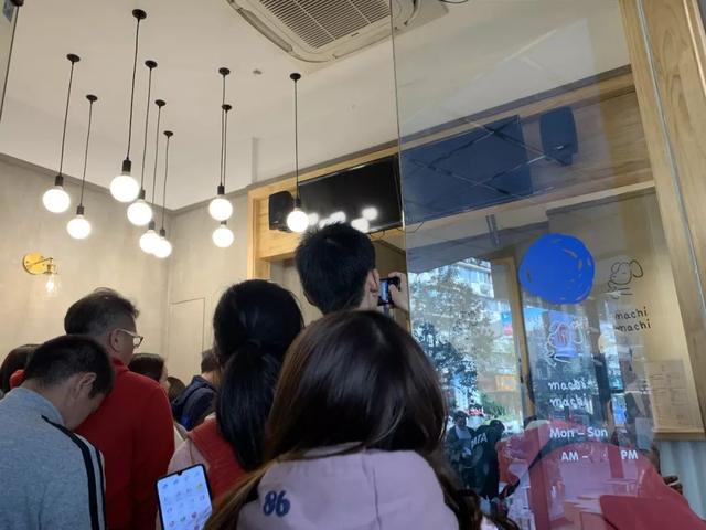 这款奶茶因为搭上周杰伦爆红,排队3小时限购1杯,二手也有人买?-凤投会