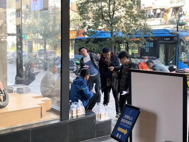 这款奶茶因为搭上周杰伦爆红,排队3小时限购1杯,二手也有人买?-凤投会