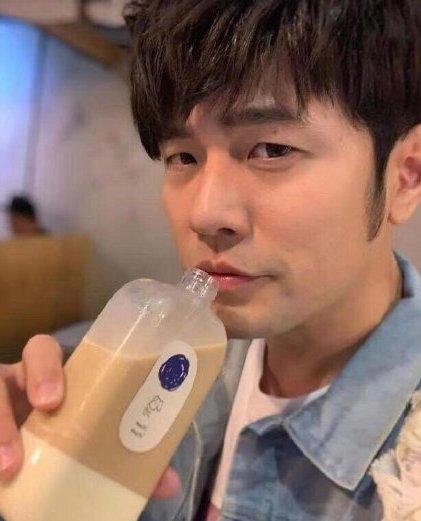 这款奶茶因为搭上周杰伦爆红,排队3小时限购1杯,二手也有人买?-凤投会