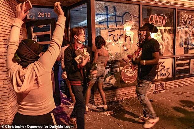 枪友会保卫唐人街，美国华人向种族主义宣战（最新发布）